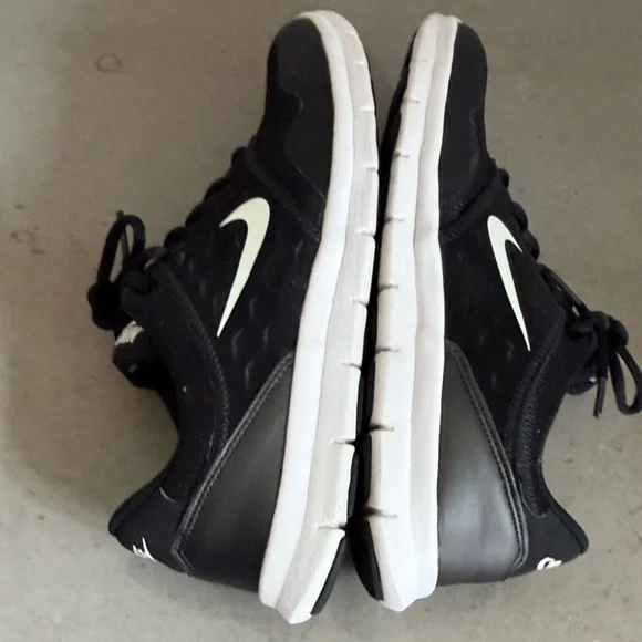 Nike Black and White Running Shoes - Picture 5 of 7